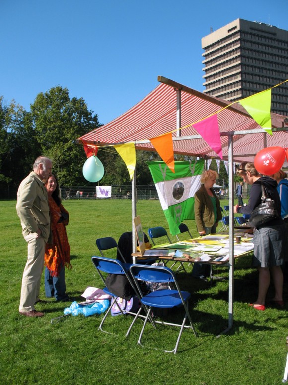 Het bestuur met promotiekraam op Rembrandtparkfestival